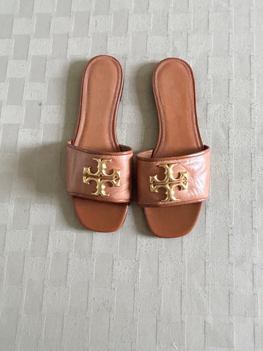 Tory Burch Eleanor Slides Sandals in Bourbon Brown Goat Leather - Picture 3 of 13